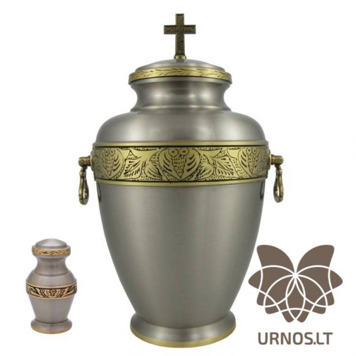 Sidabro spalvos žalvarinė urna su aukso spalvos ornamentu